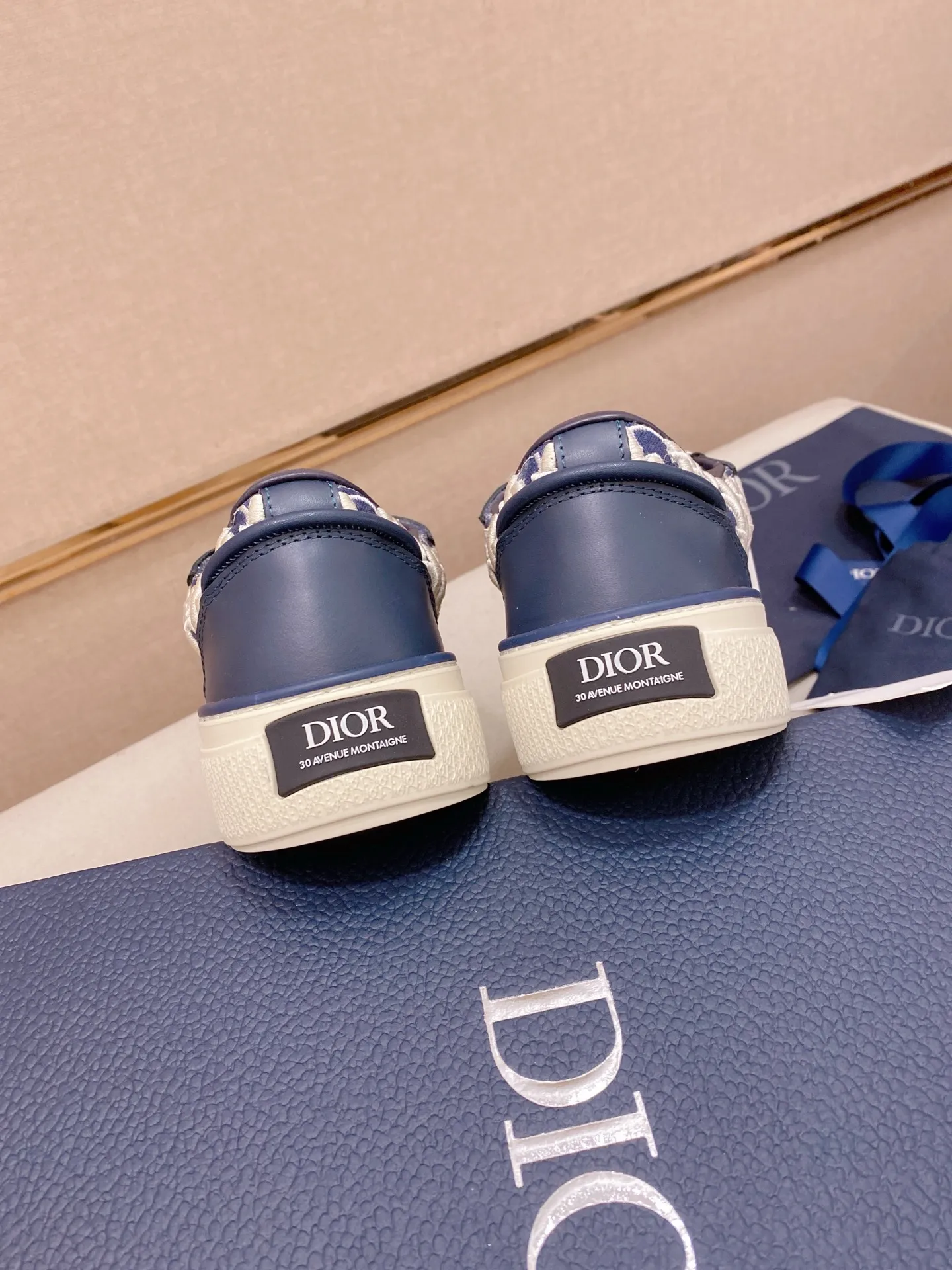 Factory price: 300 Men's shoes 💰[Dior·Dior] Top 🔍Couple style 💏🔍New casual sports style couple shoes, new four-season design, perfect workmanship, lace-up lazy style to create cabinet quality, upper: imported first-layer cowhide, sheepskin lining is soft and comfortable, ultra-light TPU wear-resistant outsole, simple, versatile fashion men's shoes, excellent color code number 35--44